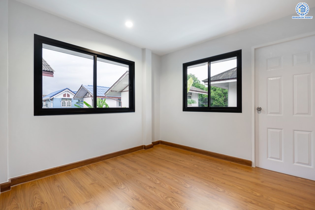 บ้านมือสองตกแต่งใหม่ ม.ปั้นทอง3 ลาดปลาเค้า76 เนื้อที่ 41.3 ตร.ว. ฟังก์ชัน 3 ห้องนอน 2 ห้องน้ำ 1 ห้องอเนกประสงค์ จอดรถได้ 2 คัน สภาพแวดล้อมเยี่ยม เชื่อมต่อ ถ.ประเสริฐมนูกิจ, ถ.เกษตร-นวมินทร์ ใกล้ ม.เกษตร, รถไฟฟ้าสายสีเขียว "สถานีเสนานิคม" และทางด่วน "ฉลองรัช"